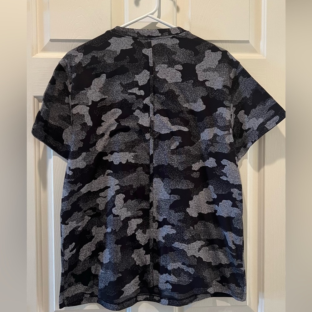 Lululemon Black/Gray Camo Print Women’s Short Sleeve Shirt
Size Small - Picture 3 of 5
